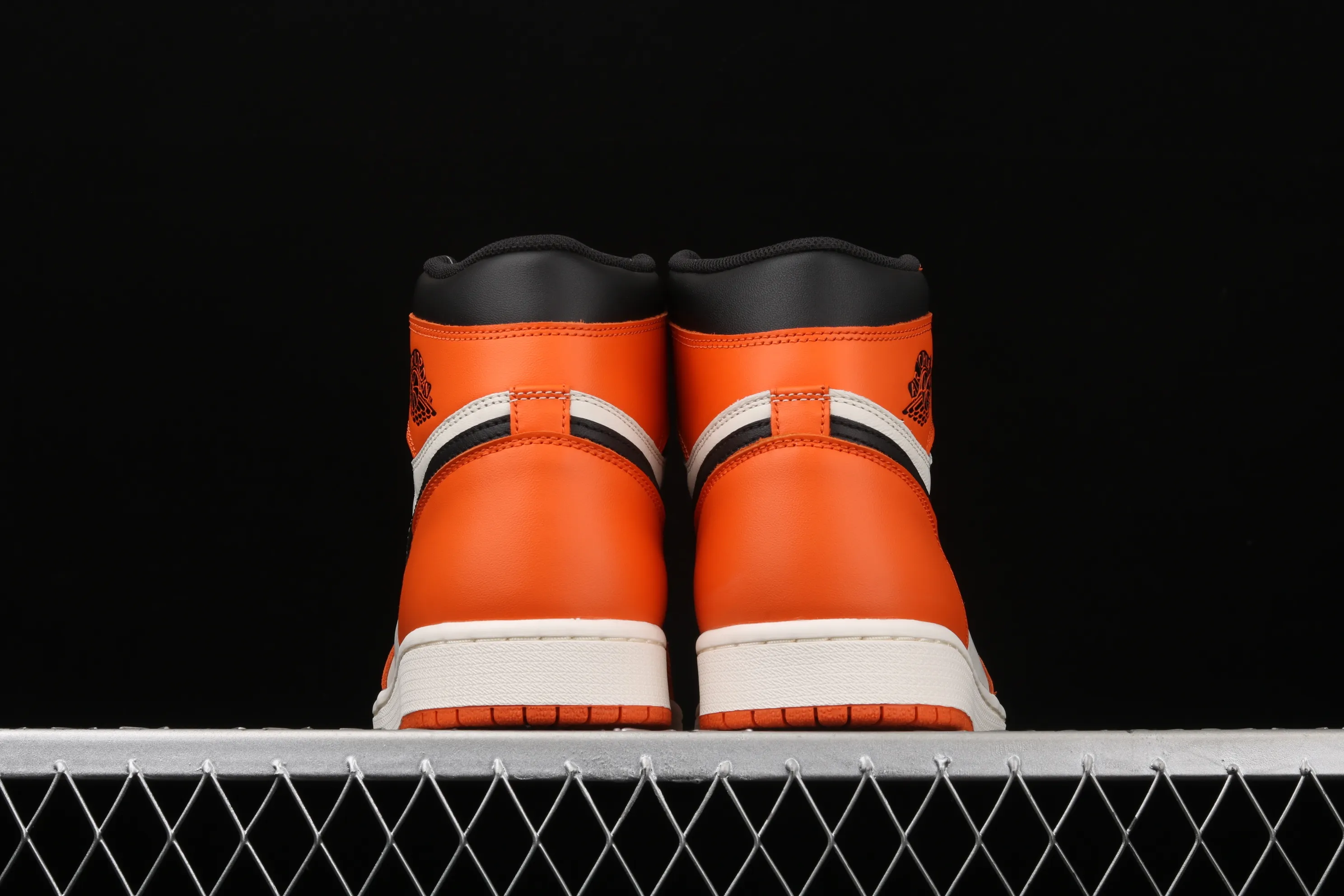 All categories Air Jordan Jordan series basketball shoes Air Jordan 1 High pure original version Air Jordan 1 Retro High OG AJ1 white orange Joe 1 white buckle broken 555088-113